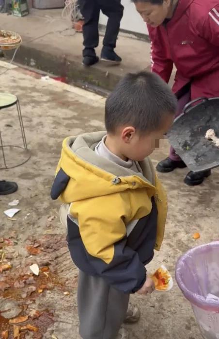 近日，四川雅安一名4岁男童吃席时打翻满桌盘子，妈妈严词教育后，孩子哭着多次向村民