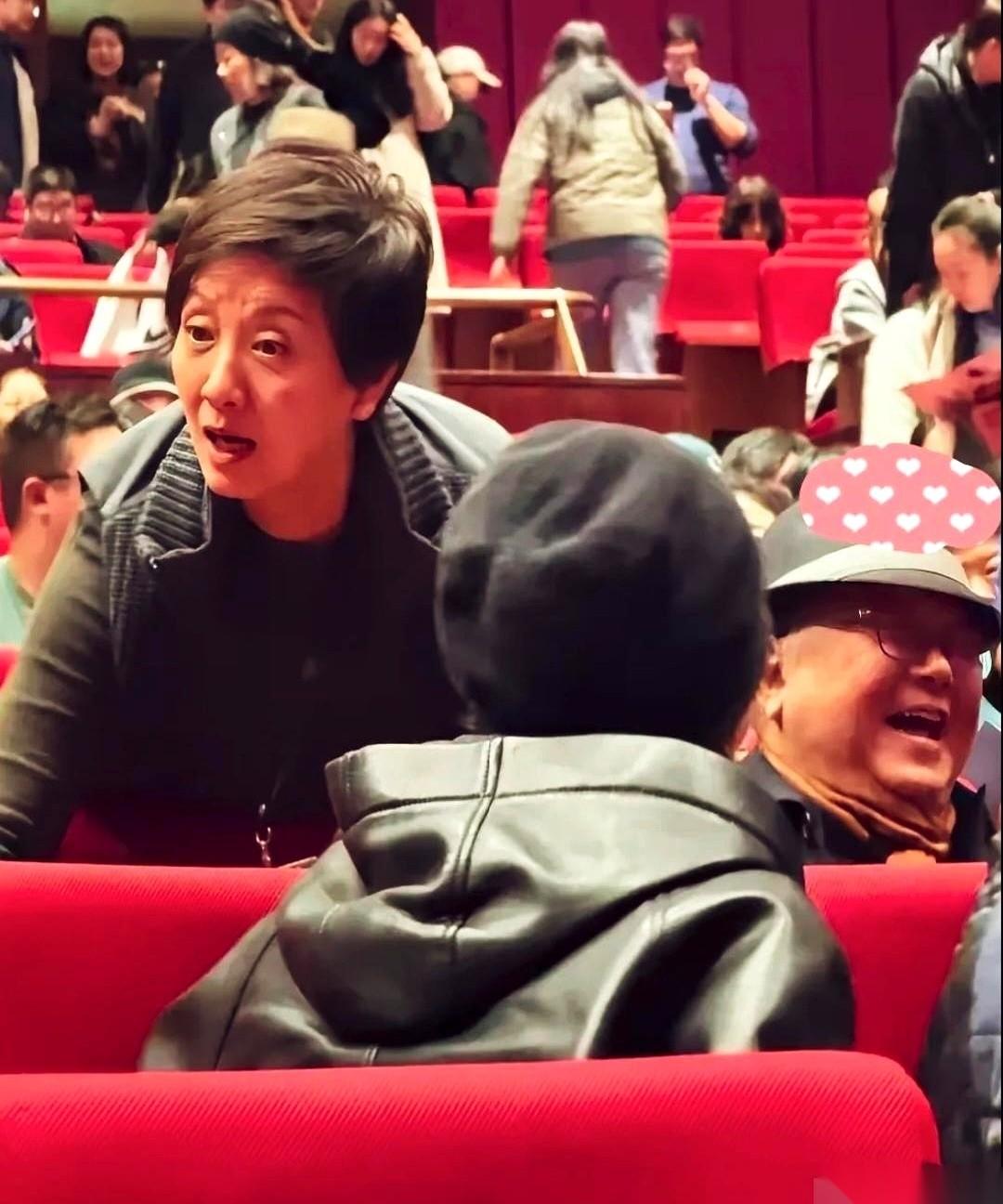 一张照片，两个人，两种状态。镜头推近，邓婕素着一张脸，眼窝是陷下去的，颧骨撑着