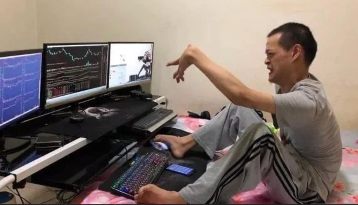 普通人没有5到10年的准备贸然专职炒股会亏得底裤都没有！25年12月份只要打开抖