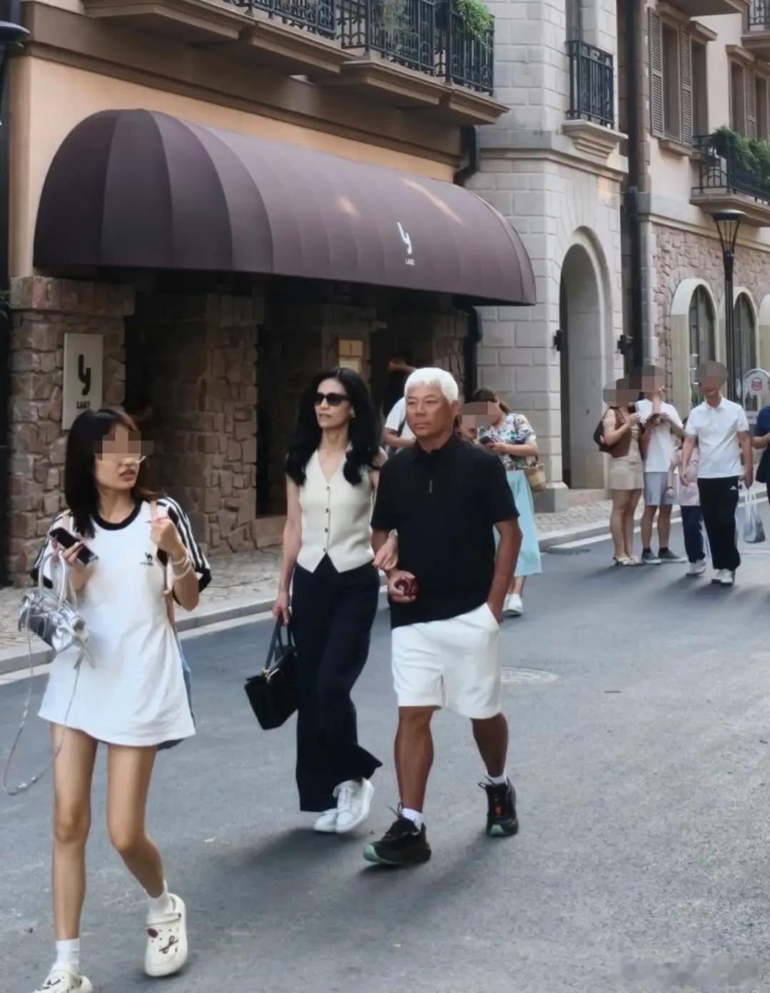 63岁巫启贤与老婆偶遇照爆火后，女儿晒出全家福，母女俩都好美！