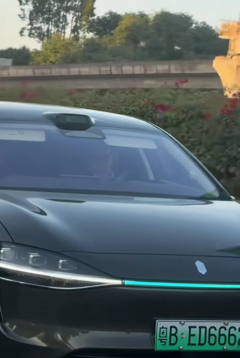 余承东是真的开鸿蒙智行的车呀！这不，11月28日下午4点左右，一个广东的网友在路