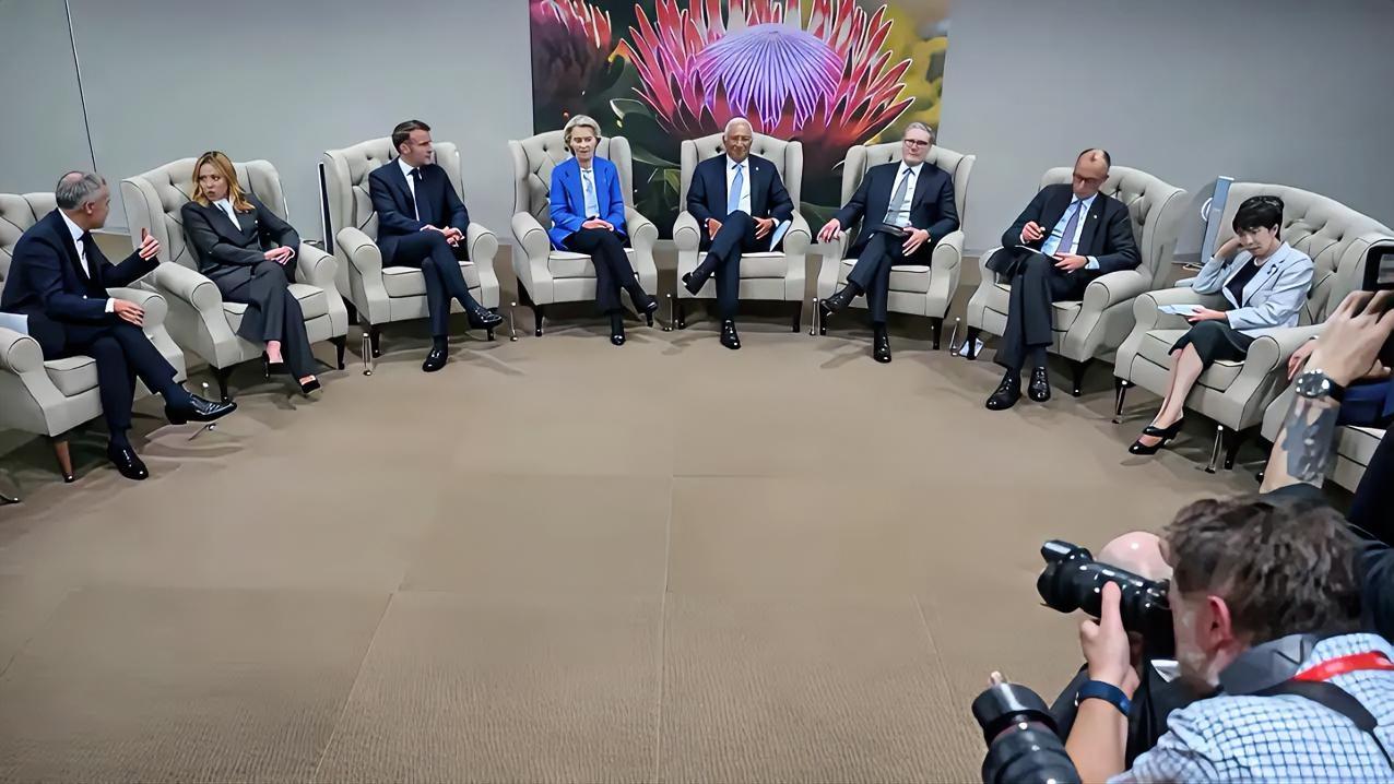 有谁知道照片中坐在C位的那位是谁吗？这是G20南非峰会期间，G7国家另外举