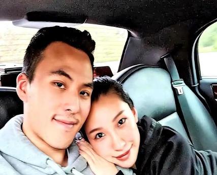 2018年，齐娇给何猷启发消息：“我怀孕了。”比奚梦瑶生下赌王长孙，早了整整一年