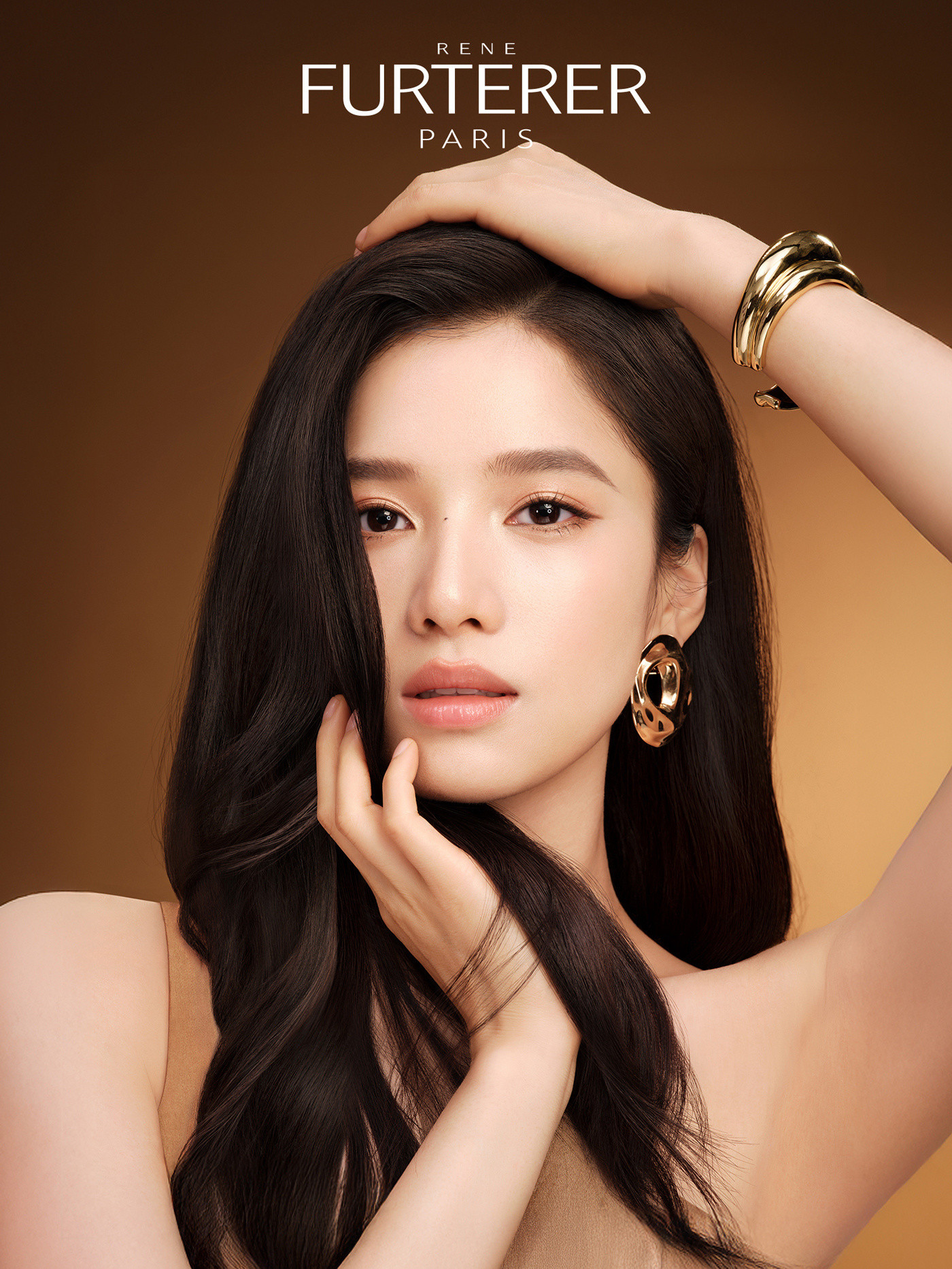 张婧仪优雅与魅力交织，举手投足间尽显独特风采，宛如从梦幻中走来的仙子。张婧仪