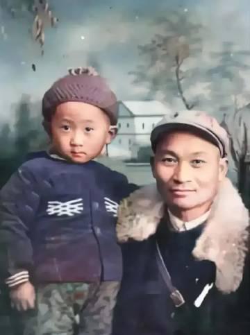 王思聪的爷爷抱着王健林合照，王健林抱着小时候的王思聪合照，感觉俩小孩一摸一样