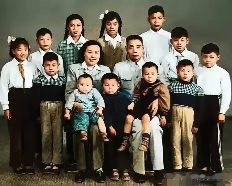 被总理笑称“航空母舰”的家庭吴信泉中将，炮兵副司令员，爱人余惠如，在没