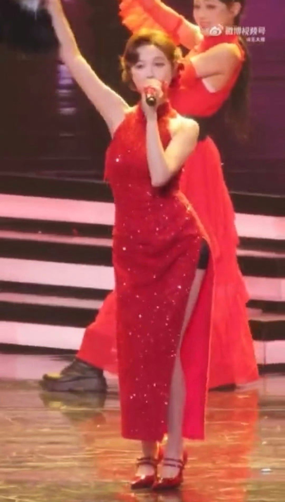 吴宣仪超绝腿精她的双腿修长笔直、线条流畅，肌肤还白皙光滑，被称为“筷子腿”。​