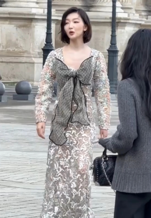 到底是周冬雨的问题还是衣服的问题LV真的能接受代言人把衣服穿成这个效果来参加大