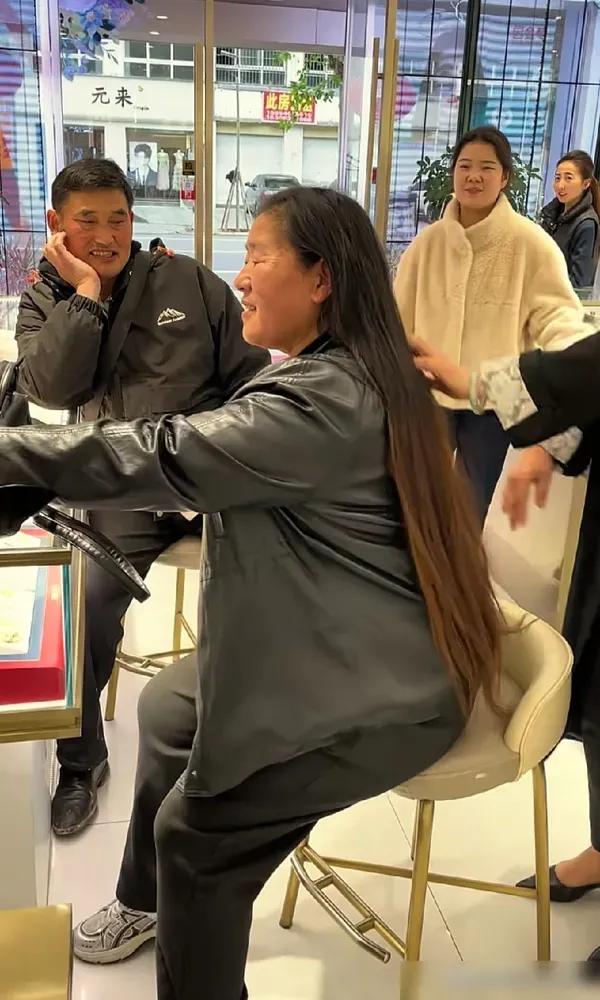 理发店刷卡买贵吓人的头饰，农民歌唱家大衣哥是大衣嫂移动提款机最近有段关于大衣哥