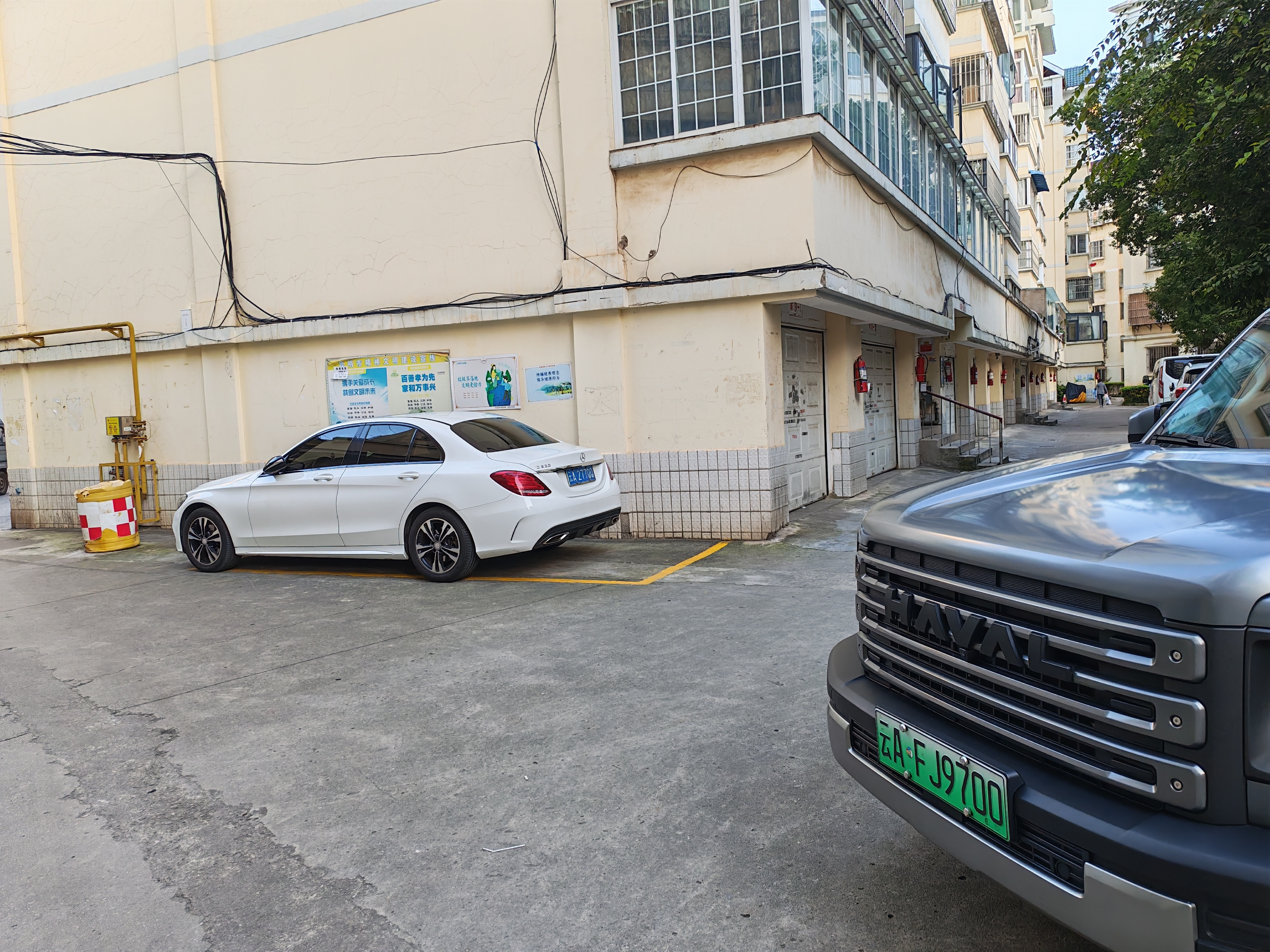 回毁车的十大坏习惯你占几条：1、第一汽车长时间不开，毁电瓶2、跑高速挂抵挡，毁发