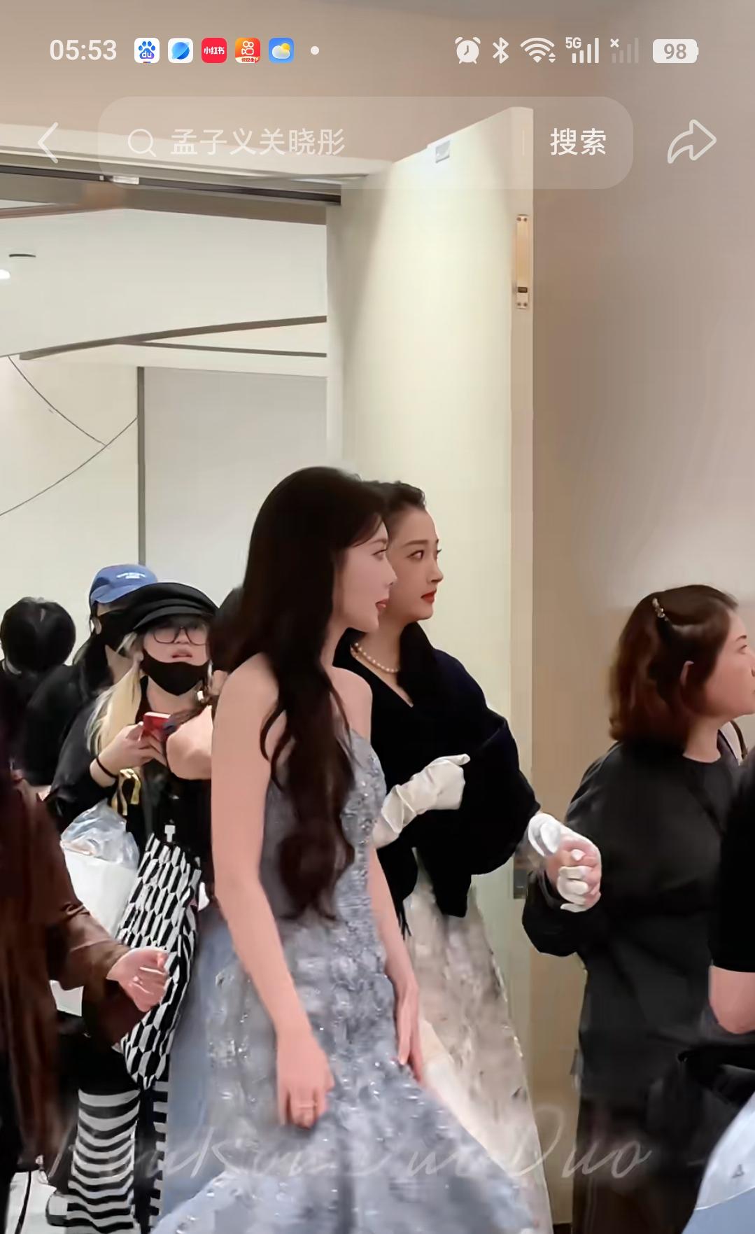 孟子义这身材也太绝了吧！她跟关晓彤一起下班，虽然走了短短一段路，但是依旧能看出