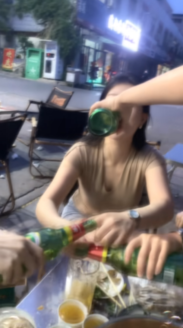 和好朋友出来吃饭也太热情了吧！