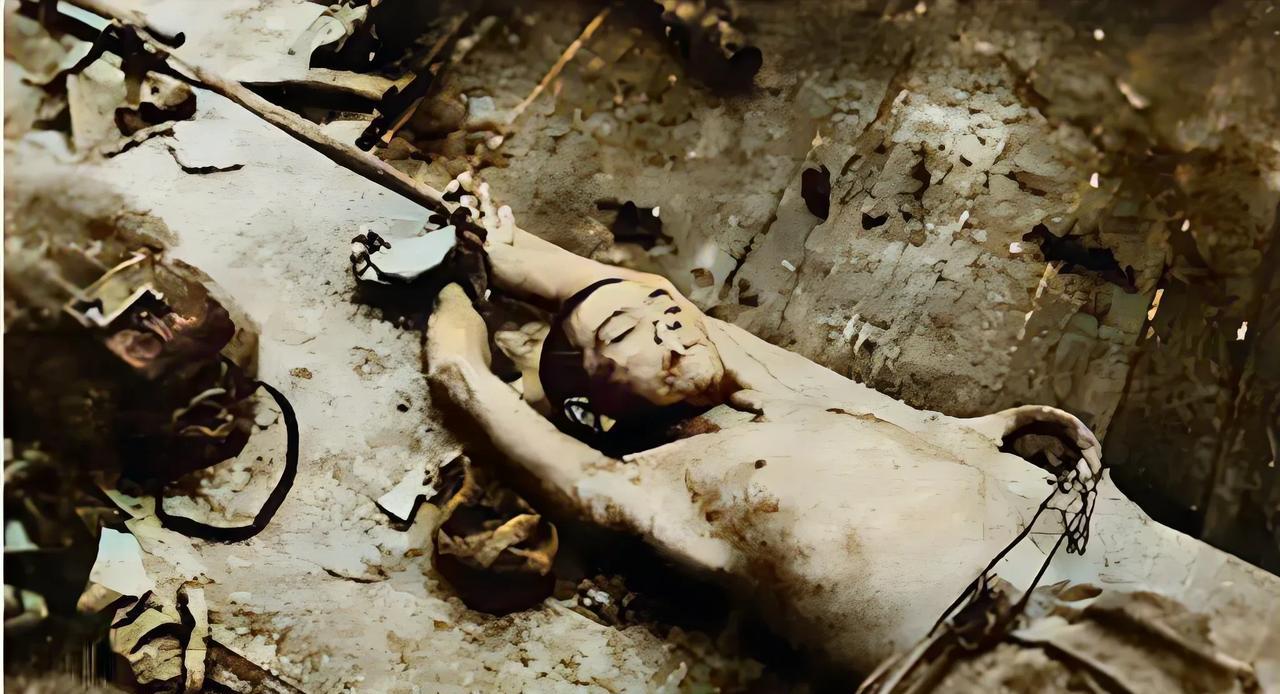1945年，太平洋战场上，一名日本士兵被美军俘虏。美军将他的上衣扒光，双手绑在甲