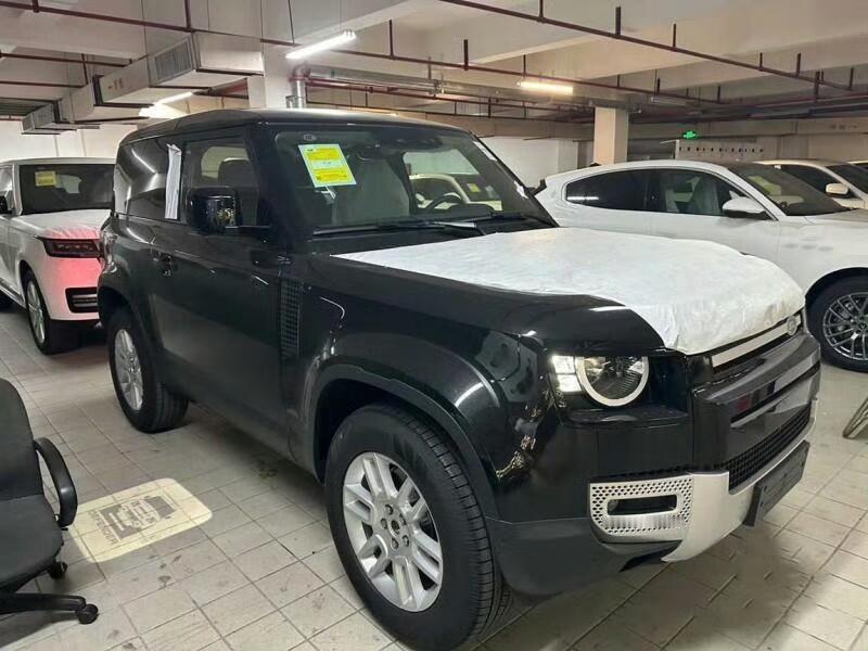 路虎卫士90P300S，陨石黑外观搭配黑檀木内饰，这组合太绝了。就说那陨