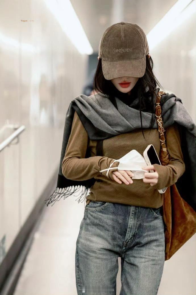 鞠婧祎机场状态鞠婧祎镜头里的她眉眼舒展，自带一股从容的气场，完全看不出被解约风