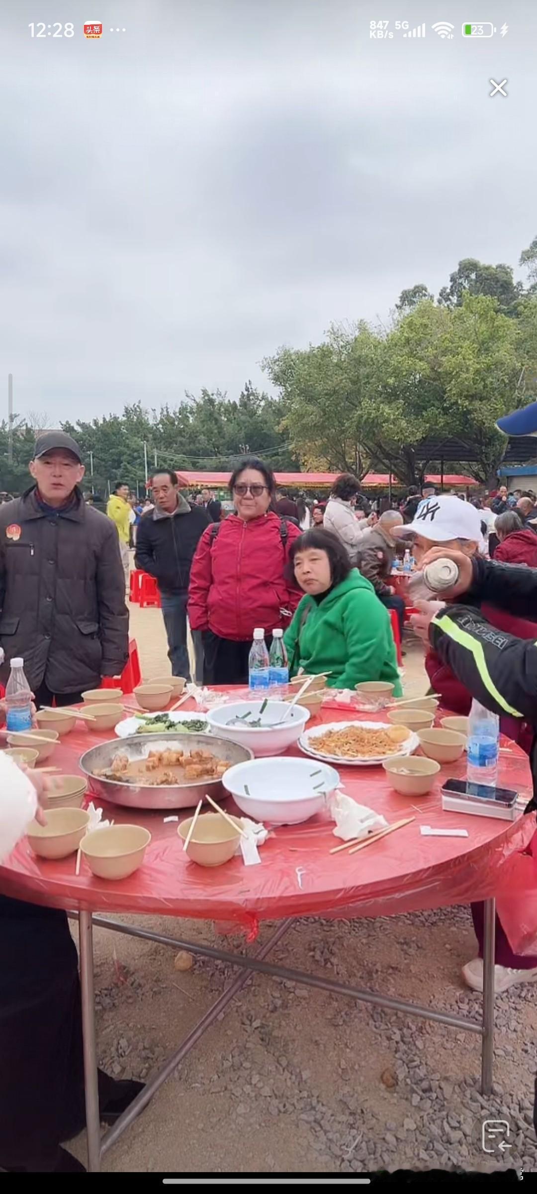 珠海大叔骑车3天赴罗定杀猪宴！这场千人流水席到底有多疯？广东罗定这场杀猪宴