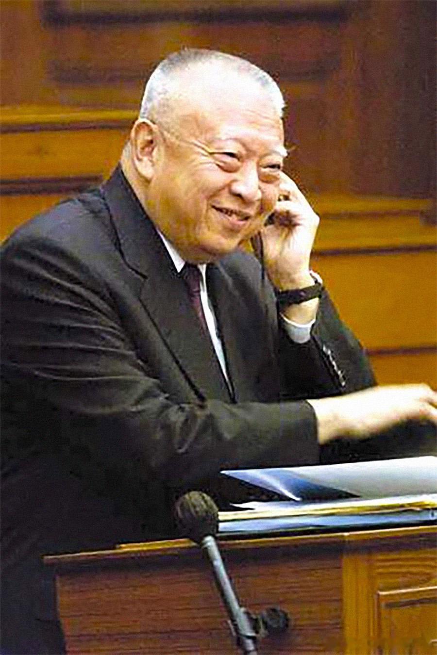 董建华八字的秘密船王长子、由商而政，系因为1997前后走的是「印星」与「官杀