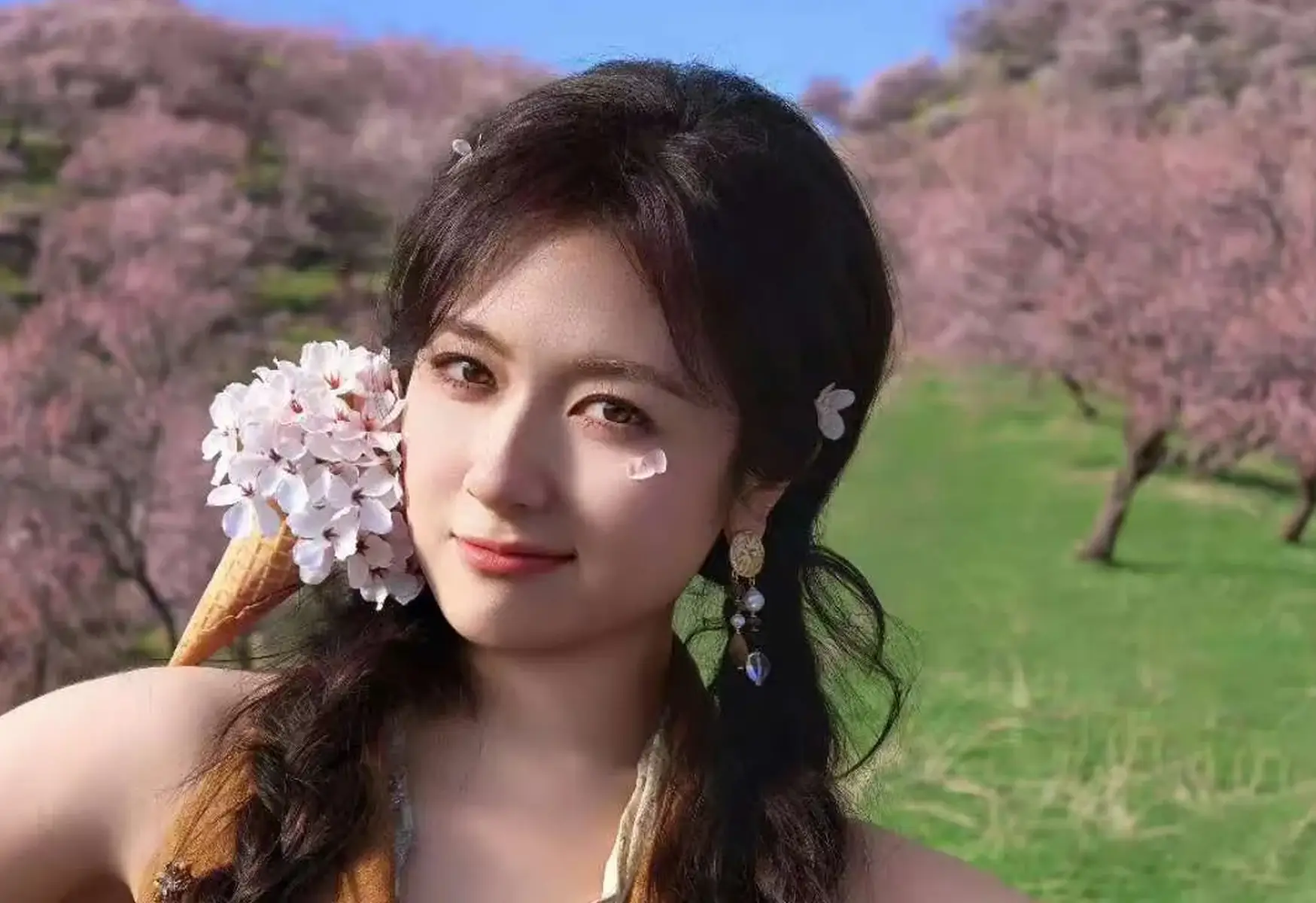 李兰迪花海漫游笑容明媚穿棕褐套装元气又清新