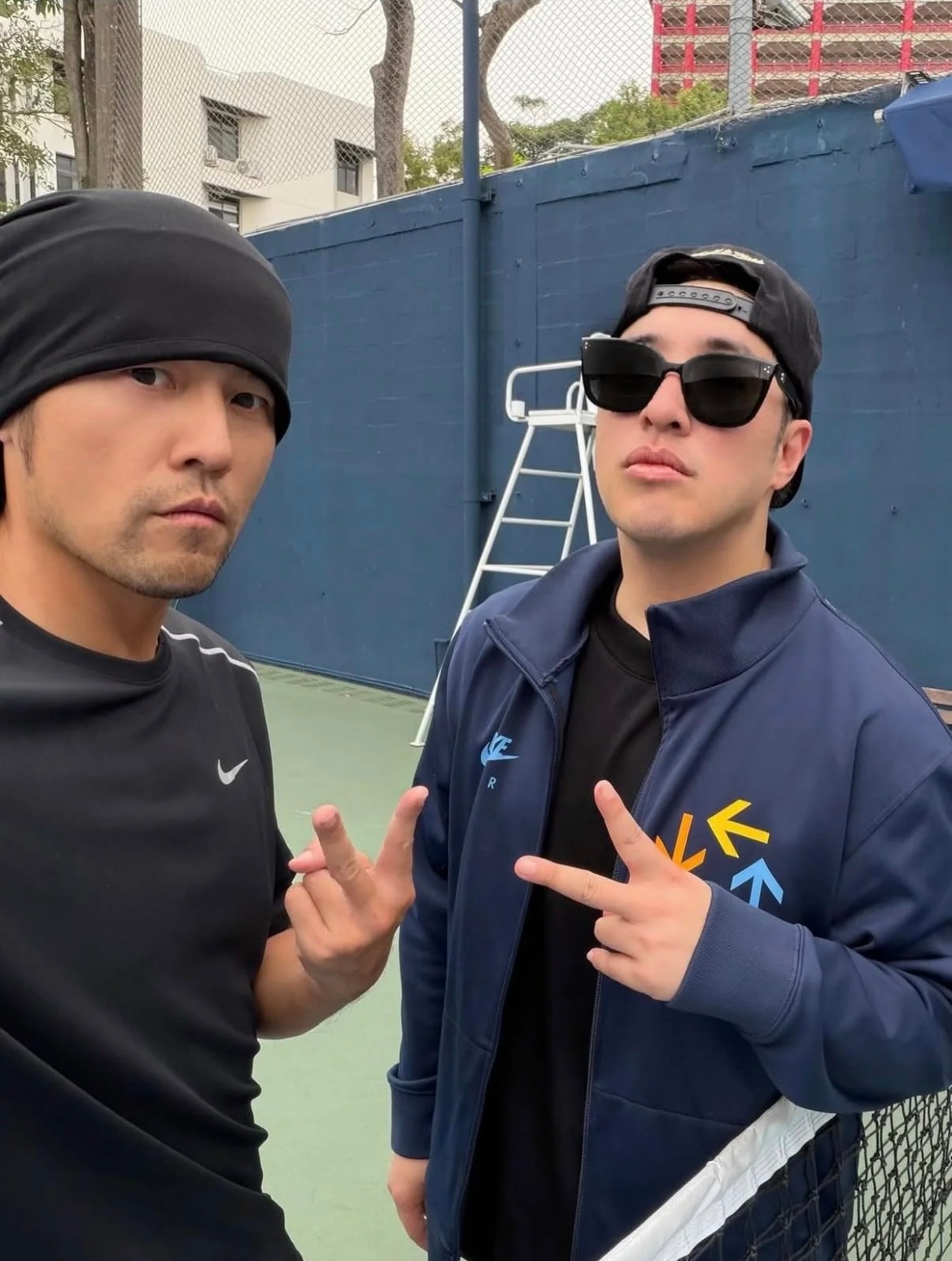 潘玮柏20年前的衣服还能穿潘玮柏和周杰伦合照里的外套06年就上身过！难怪减肥大