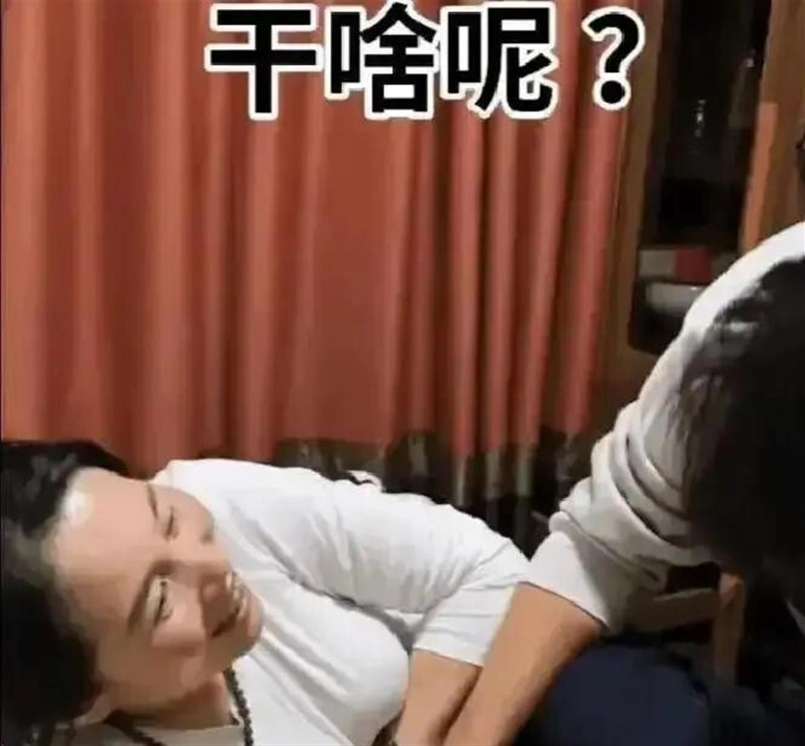 一条15秒视频，怎么成了道德审判？KTV里男同学搂女同学，女方没躲，两人笑得自