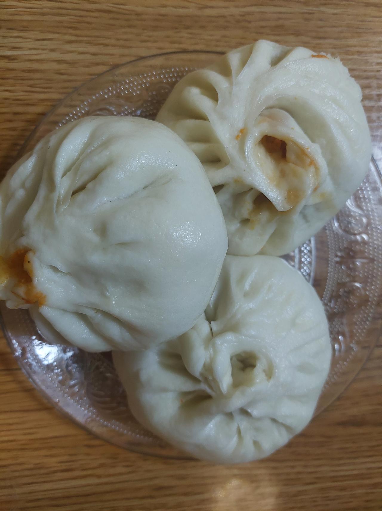 肉包子喂狗，真香啊！爱人昨晚买回来一家网红夜店的蟹黄肉包和肉包，4个，花了
