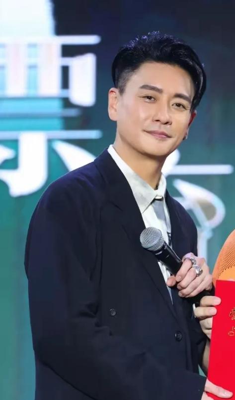 主持人问黄宗泽："你都44岁了，为什么还不结婚？"黄宗泽说："我都没有女朋友，怎