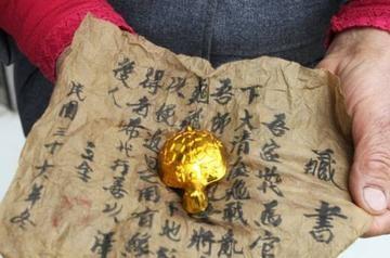 1988年，四川绵竹，一名工人挖地基时，突然翻出一只用金子做的乌龟，见无人注意，