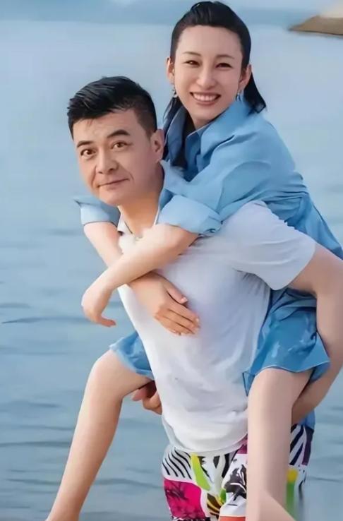 当年，陈建斌当众开玩笑道：“秦海璐老公长得不咋地”，结果秦海璐瞬间炸了。她直接怼