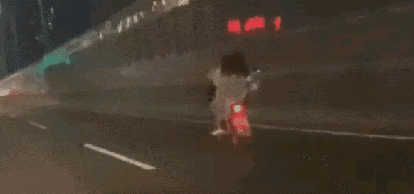 一电动自行车上高架，闯禁行、逆行、超速被撞人没了，还要负全责！正常行驶的小汽车