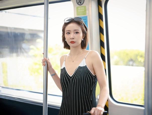 今天高叶在外出的时候搭配的很有清凉时尚感，看上去年轻又迷人，气质确实是太出众了。