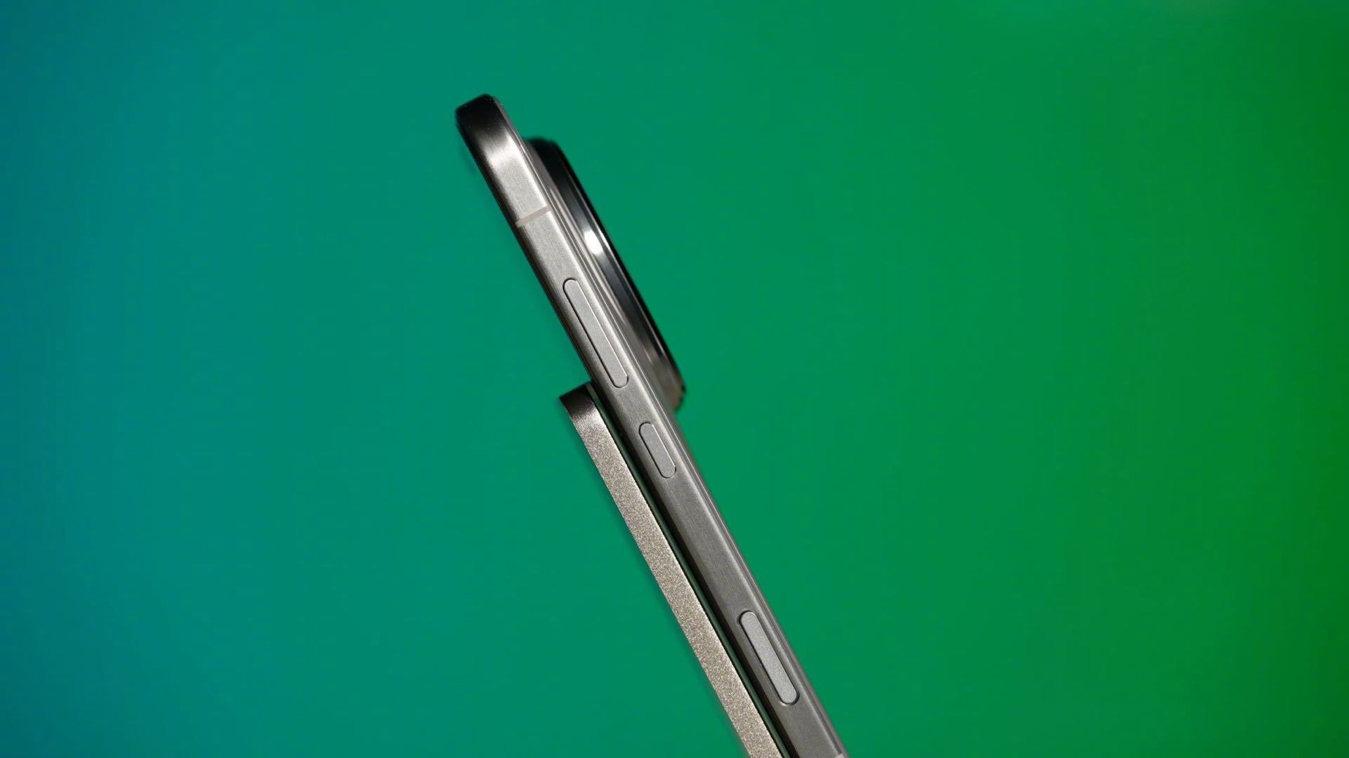 拿到荣耀Magic8RSR保时捷设计。6.71英寸等深四微曲屏，超微晶陶瓷背板