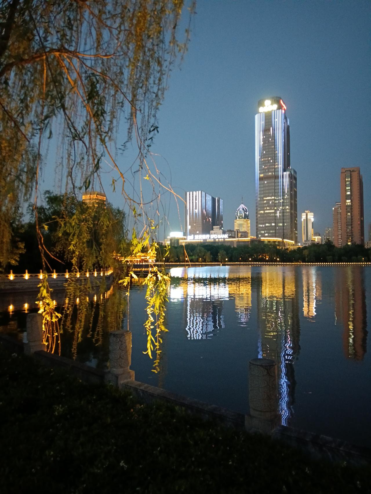 又到了聚会的日子，同学们今天问明天催，可把我忙坏了，昨天才最终联系好饭店。从
