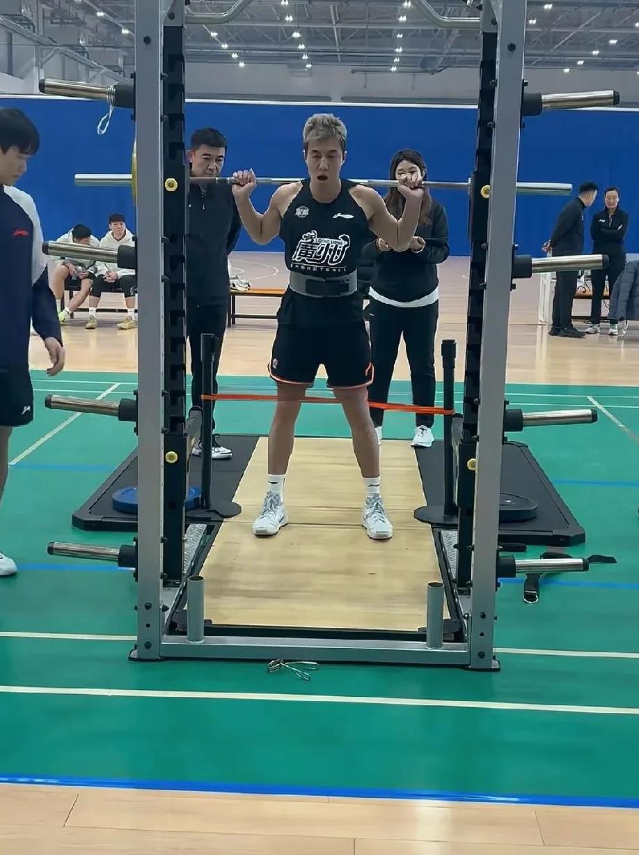郭艾伦迎来体测，轻松加愉快！CBA新赛季即将开始，球员们也陆续的开始体测，今天