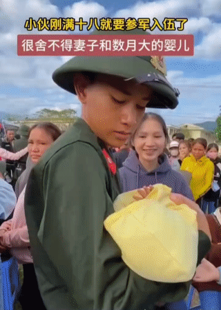 一名刚满18岁的越南男孩参军入伍。临别前他的老婆带着两人刚出生不久的孩子一起过