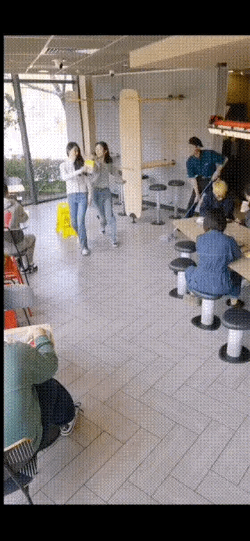 没有人敢相信吧，一瞬间爱情就这样出现了。