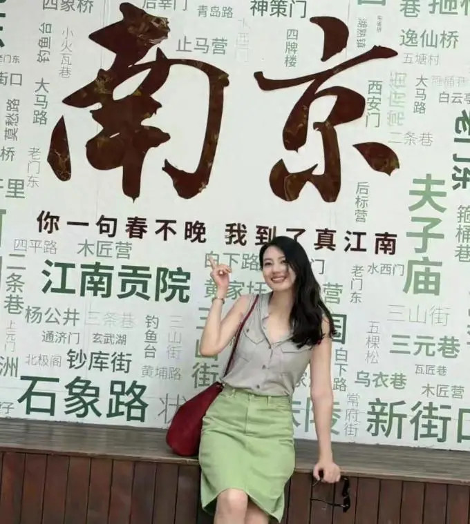 46岁高圆圆现身南京，红配绿却穿出高级感，46像26岁不愧是女神