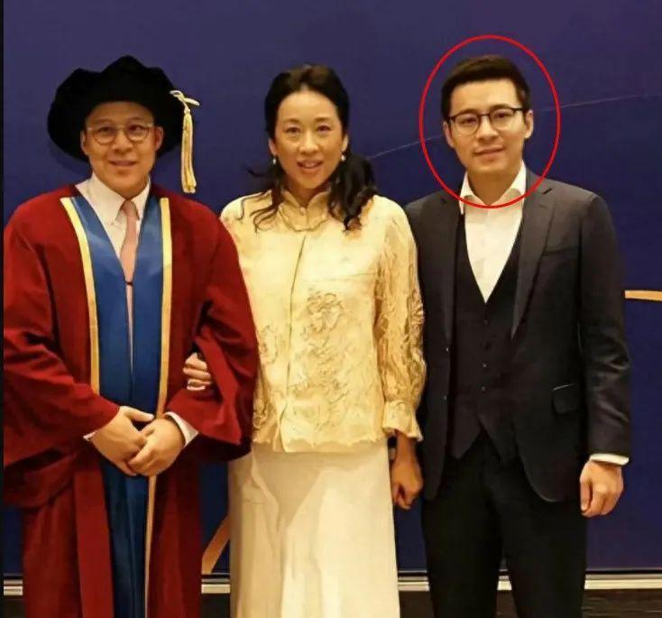 朱玲玲真的是豪门圈贵妇的“异类”。大家想象中像朱玲玲这种豪门贵妇,教导孩子肯定