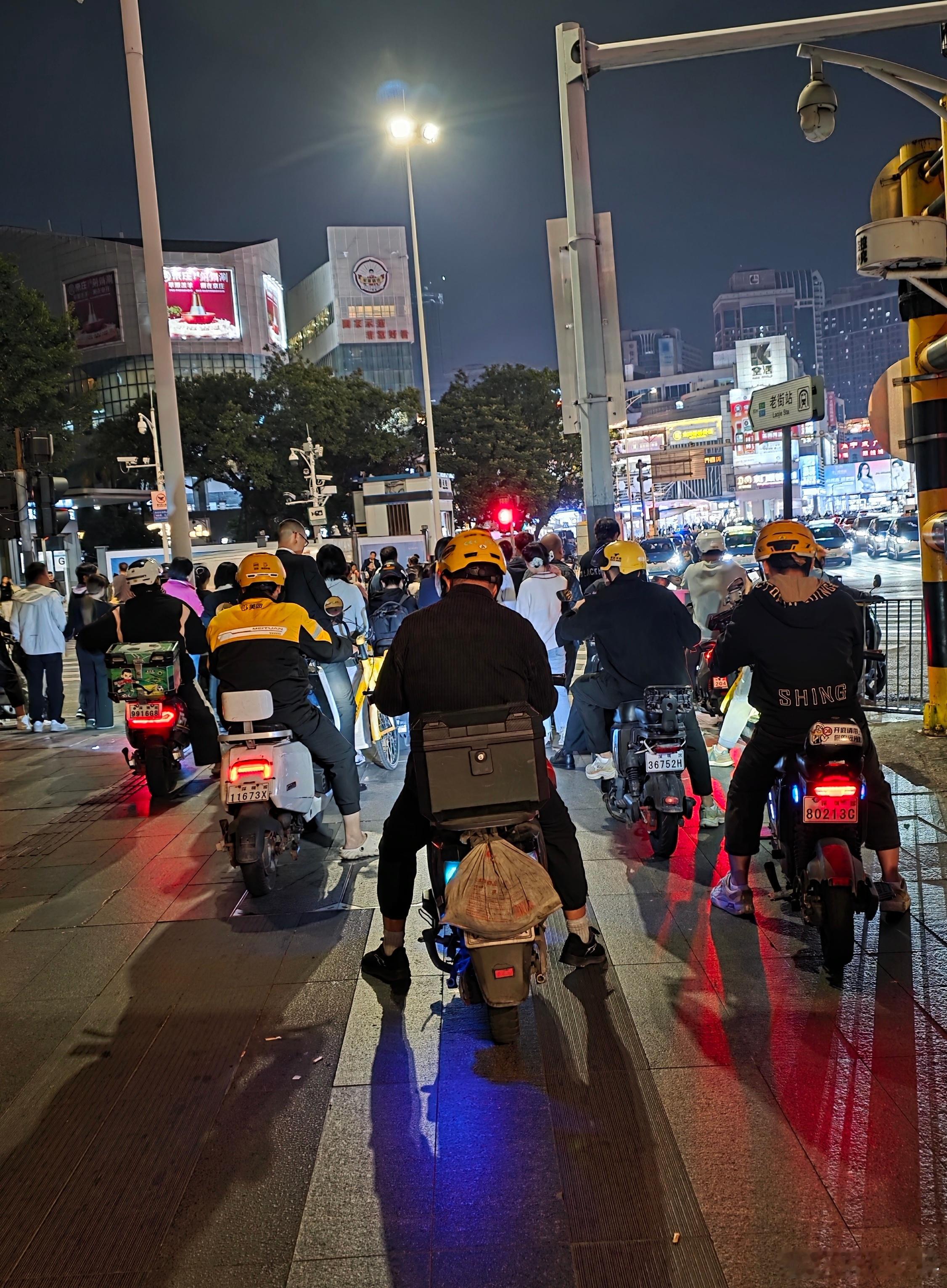 深圳电动单车横冲直撞太吓人不知道在生活在深圳的朋友有没有感受！电动车在人行道、
