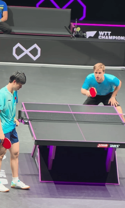 温瑞博把莫雷加德打崩溃，气的用脚踢球。重庆冠军赛，温瑞博3-1莫雷加德，成功