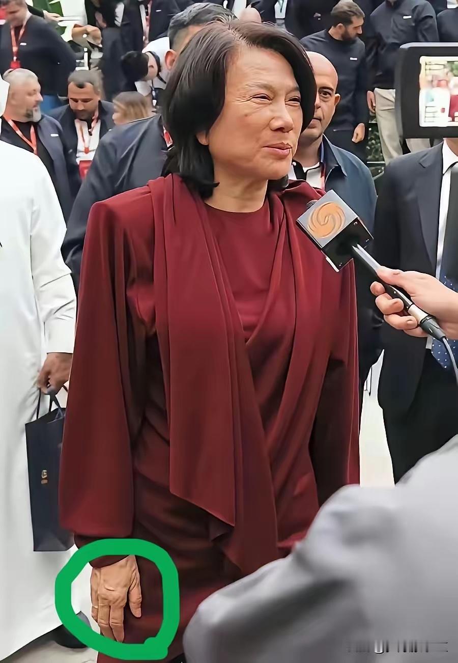 最近看到有人偶遇71岁的董明珠，说她不化妆满脸皱纹，头发白了，手也饱经风霜。