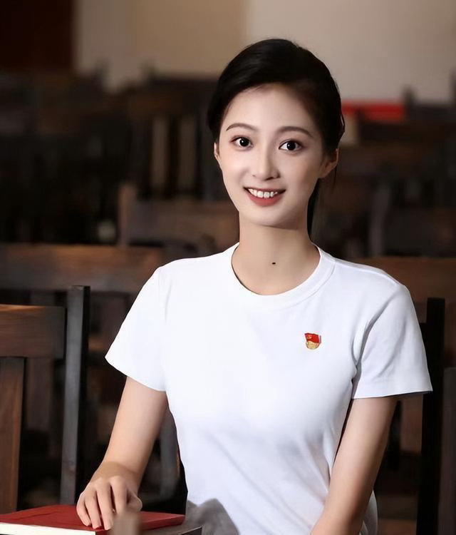 上海东方卫视主持人冯琳99年