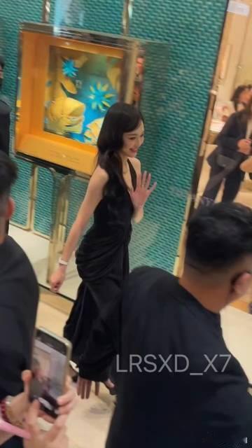 唐嫣挂脖露背黑裙唐嫣黑天鹅即视感黑裙勾勒曼妙身姿，露背设计尽显精致，黑天鹅氛围感