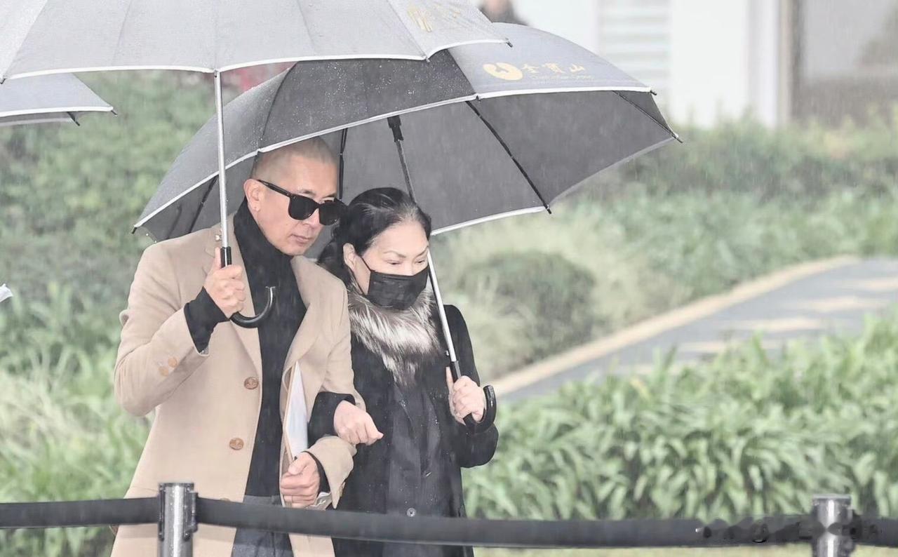 2月2日，除了具，全员黑色服装撑伞出席！去年没来这里的，今年基本能来的都来了，