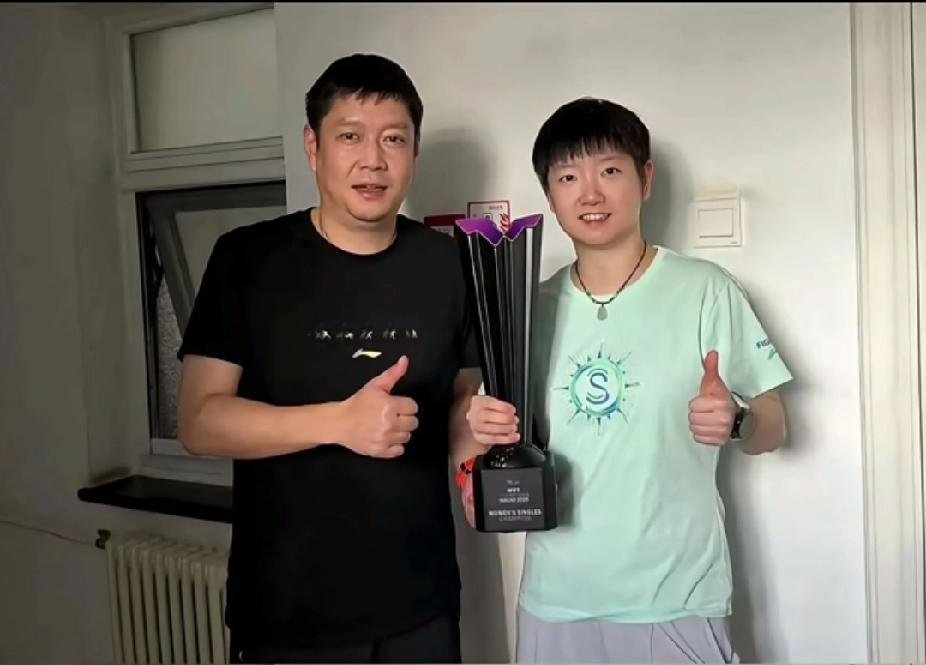 看莎莎和邱导同框捧杯，这师徒俩的默契和底气绝了！为每一次拼搏喝彩，为每一份荣耀骄