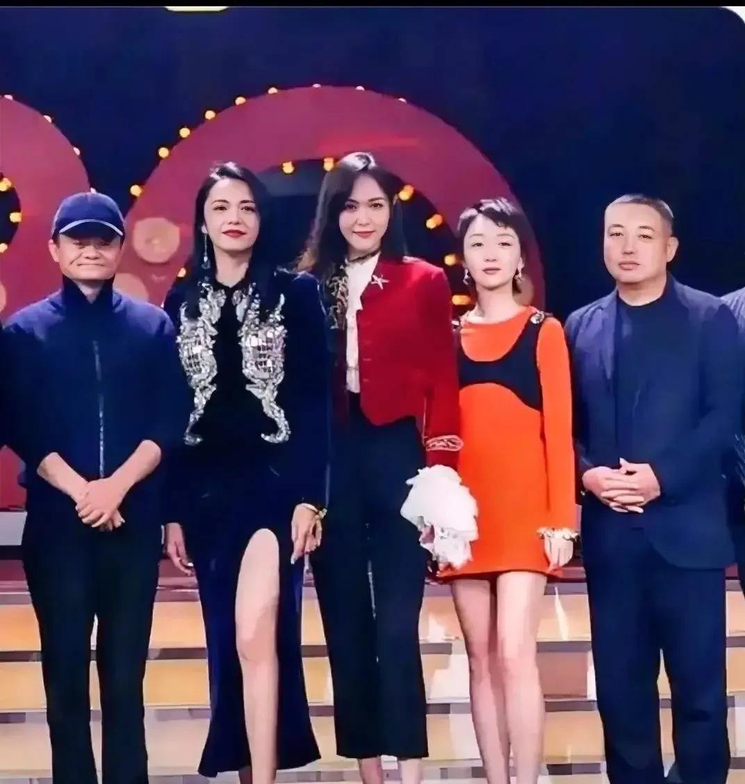 只认出中间三位演员她们是大嘴姚晨，大个唐嫣，和小个周冬雨。你知道两头的男士他们是