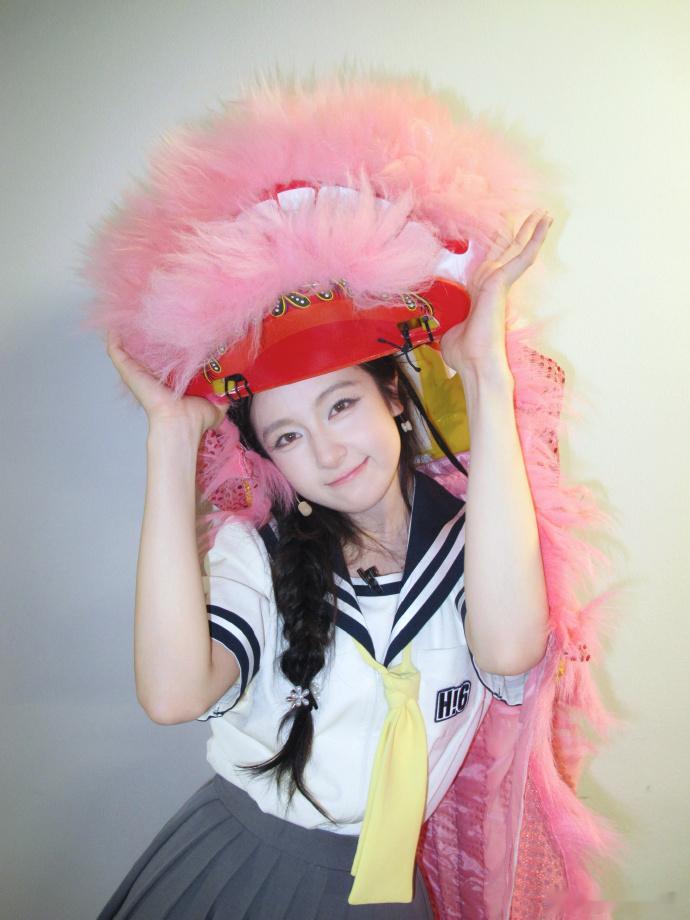 李兰迪hi6两套造型李兰迪我保证你是公主李兰迪hi6两套造型都好美呀，一套是我