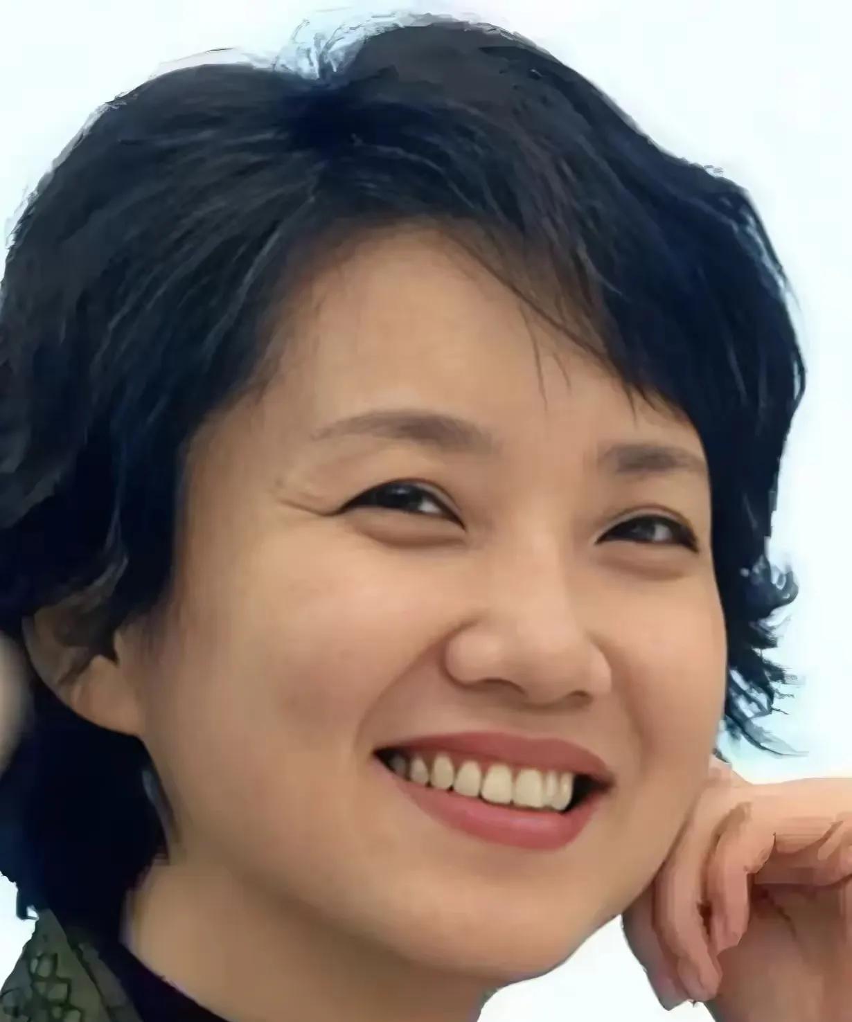 李修平的气质好优雅啊！笑容灿烂，气质如兰，妥妥的女神一枚！不管是短发还是长发，