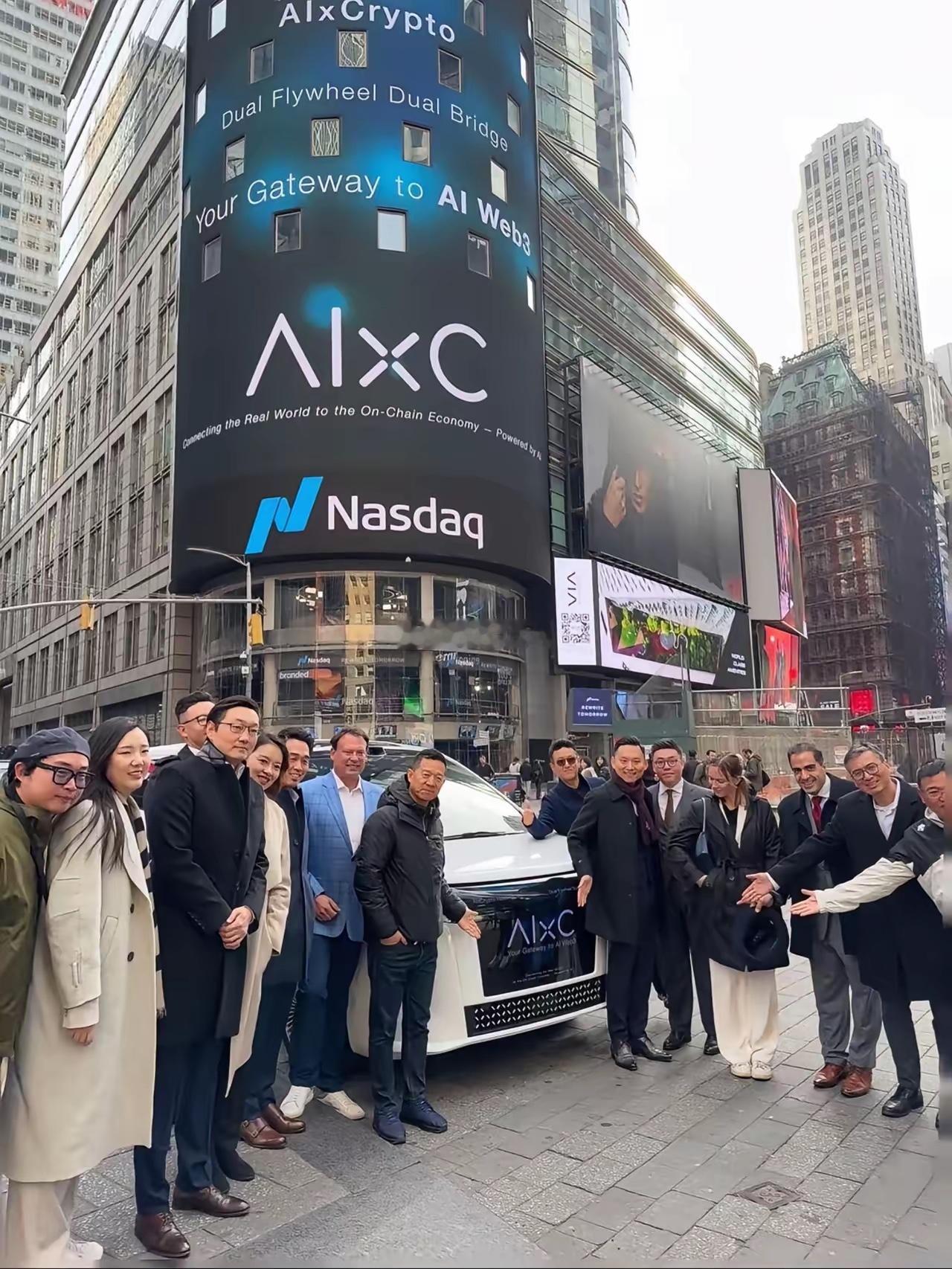 双手插兜的人是我大哥贾跃亭。在美纳斯达克。贾跃亭纳斯达克