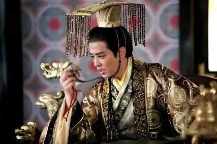 572年的一天，北周权臣宇文护正在劝太后戒酒，被一旁的皇帝宇文邕用玉笏狠狠地砸中