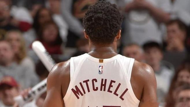 《骑士正在用一份顶薪合同，逼米切尔做选择。管理层把4年2.08亿的合同摆上桌面